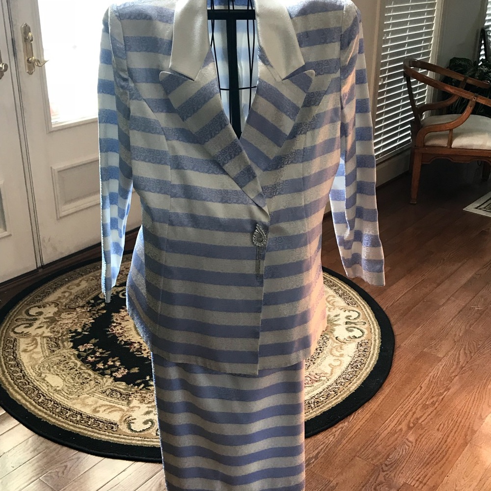 Ladies Suit Moshita Couture size 16/18 NWOT